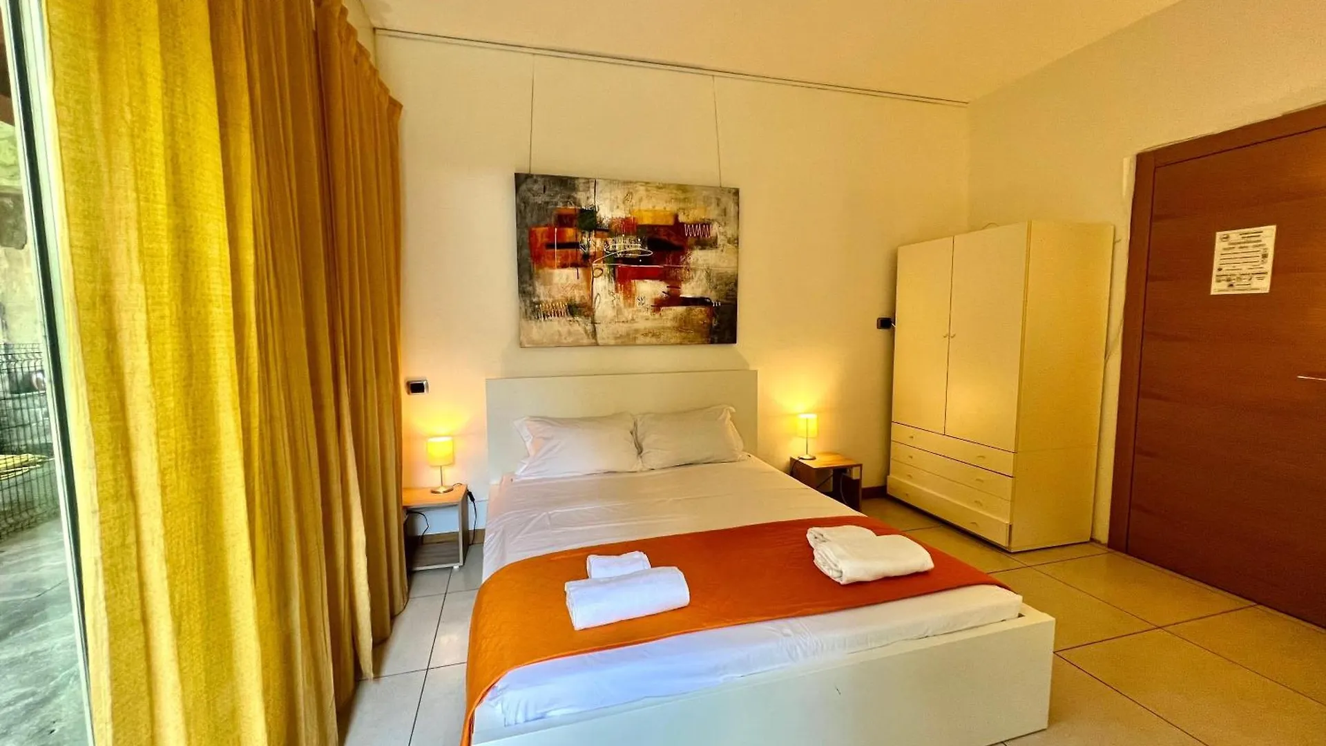 Bergamoinhouse Hotel 0*, Bergamo